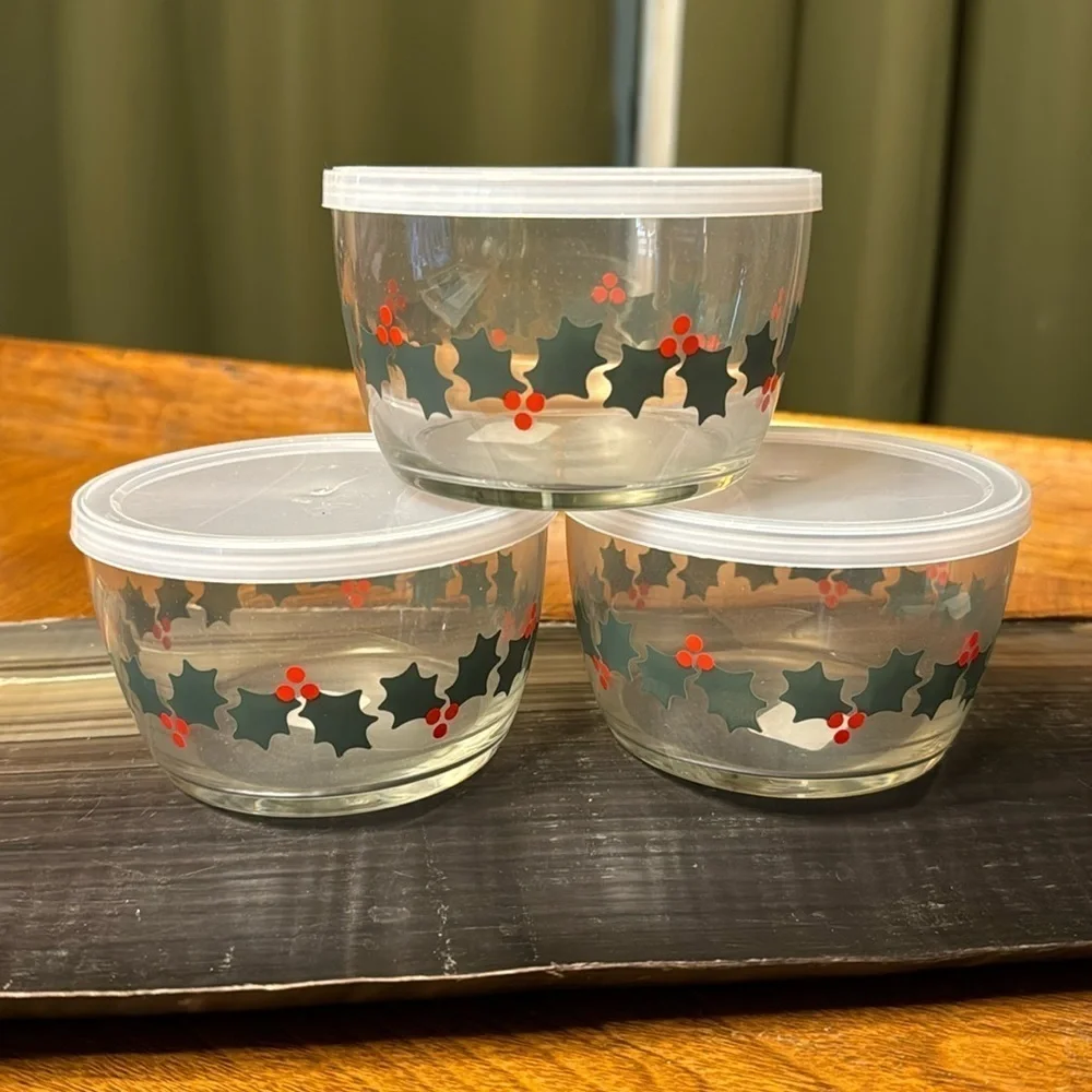 New Crate & Barrel Holly Leaf Lidded Bowls 16.5 oz Lot of 3 Christmas Tupperware